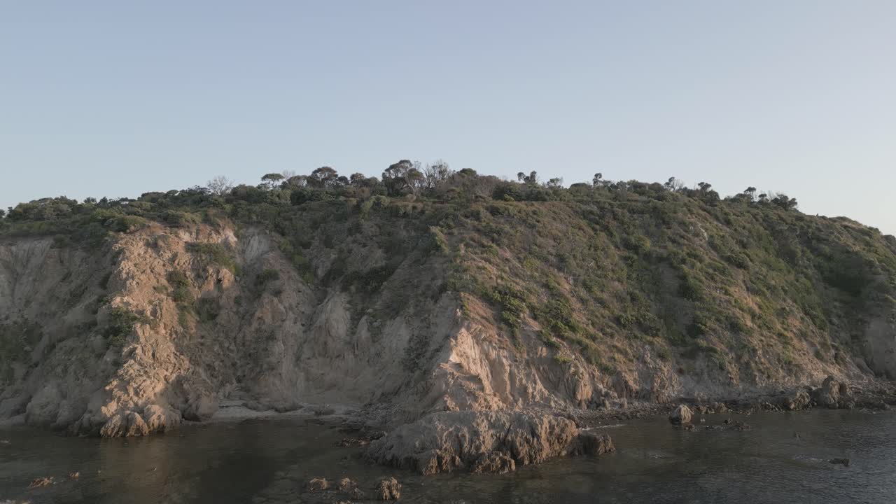 casa al atardecer en el acantilado de la playa