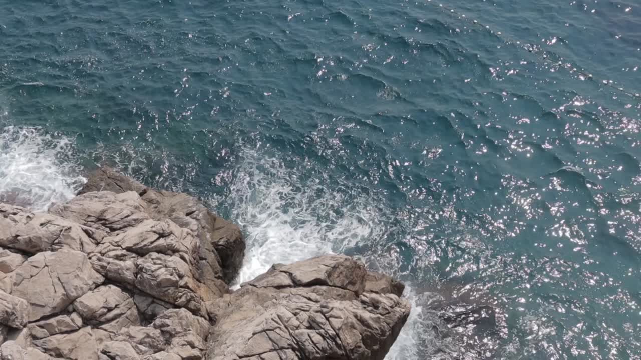 una vista cercana del mar de dubrovnik, croacia