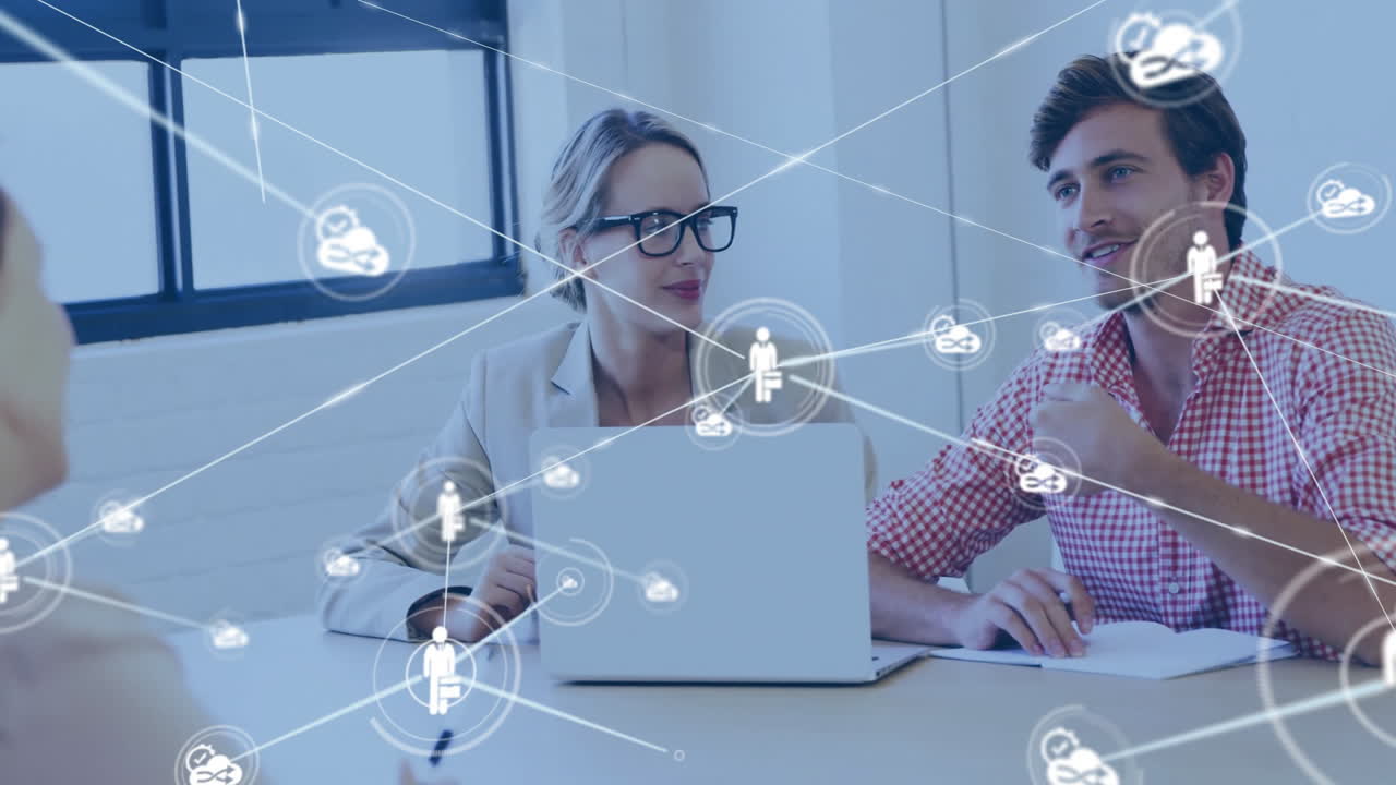 animación de la red de conexiones con las personas iconos sobre diversas personas de negocios en la oficina