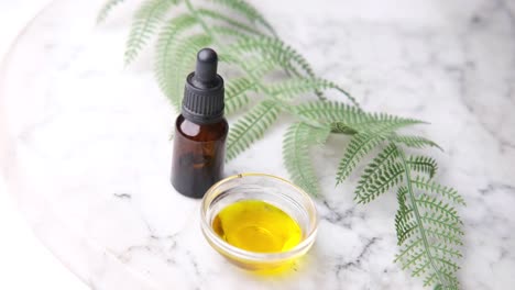 aceite esencial natural y extracto de hierbas en superficie de mármol