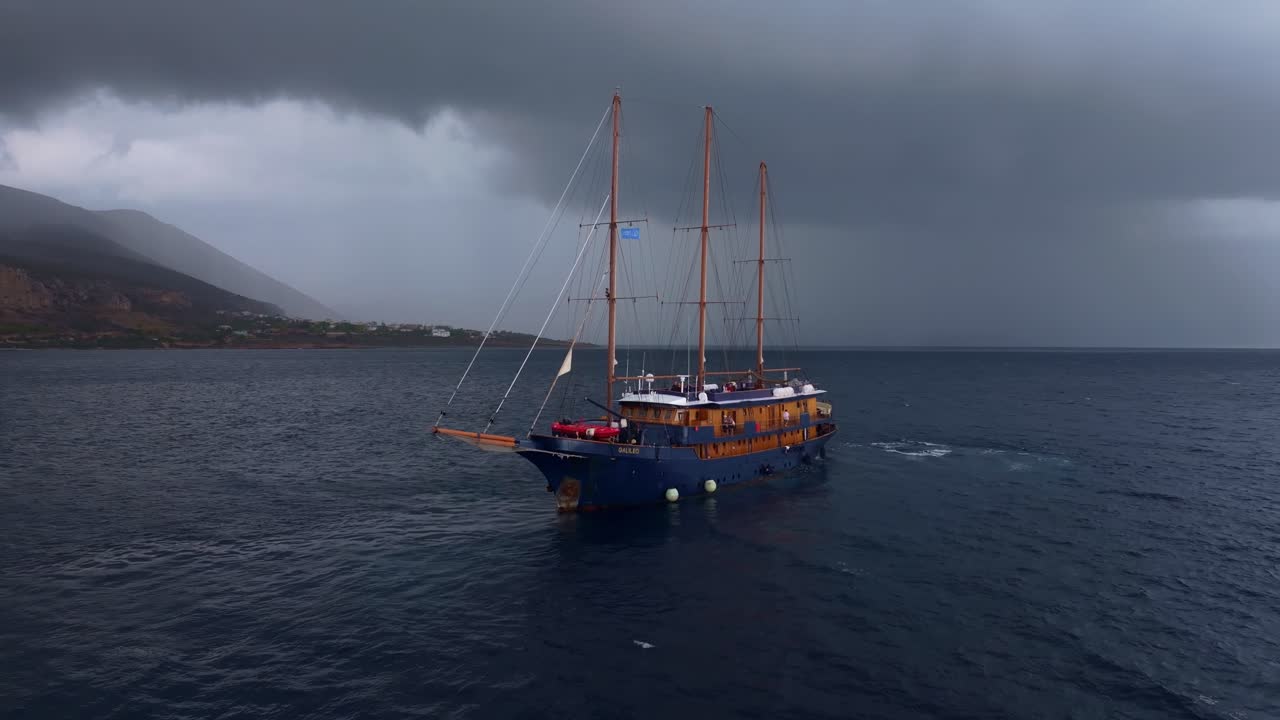 Yunanistan'da deniz ufku eşliğinde kıyı iskelesinde dinlenen mega yelkenli yat