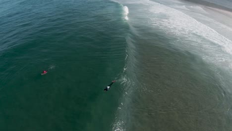 Bodyboarder-Schwimmt-über-Die-Tosende-Welle-Im-Klaren-Meerwasser