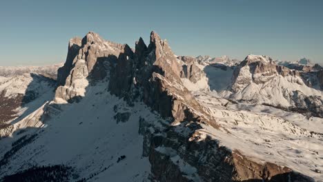 Disparo-De-Dron-En-Círculos-Sobre-La-Línea-De-La-Cresta-De-Seceda