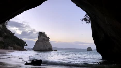 Friedliche-Zeitlupe-Einer-Welle-Am-Strand-Im-Morgengrauen