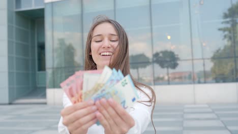 Persona-De-Negocios-Exitosa.-Carrera-Femenina-Sonriente-En-Finanzas