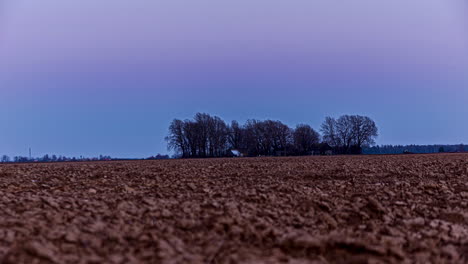 Tiro-De-Lapso-De-Tiempo-Sobre-Tierras-Agrícolas-Durante-El-Tiempo-De-La-Tarde-Después-Del-Atardecer