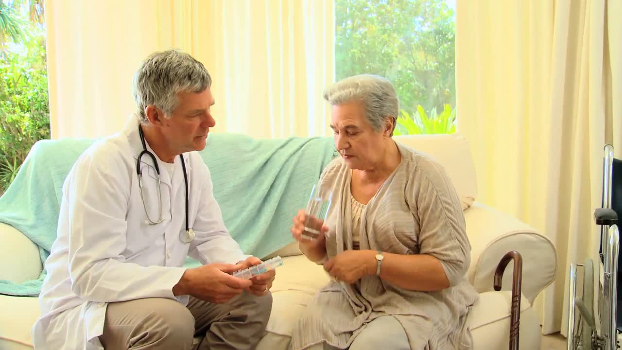 의사가 설명과 함께 알약을 주는 것