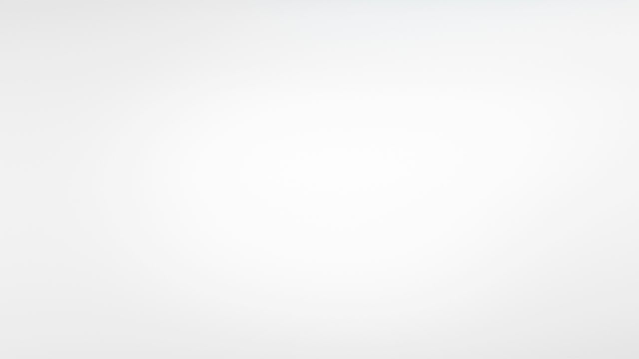 vuelo de manzana roja y rebanadas en fondo blanco