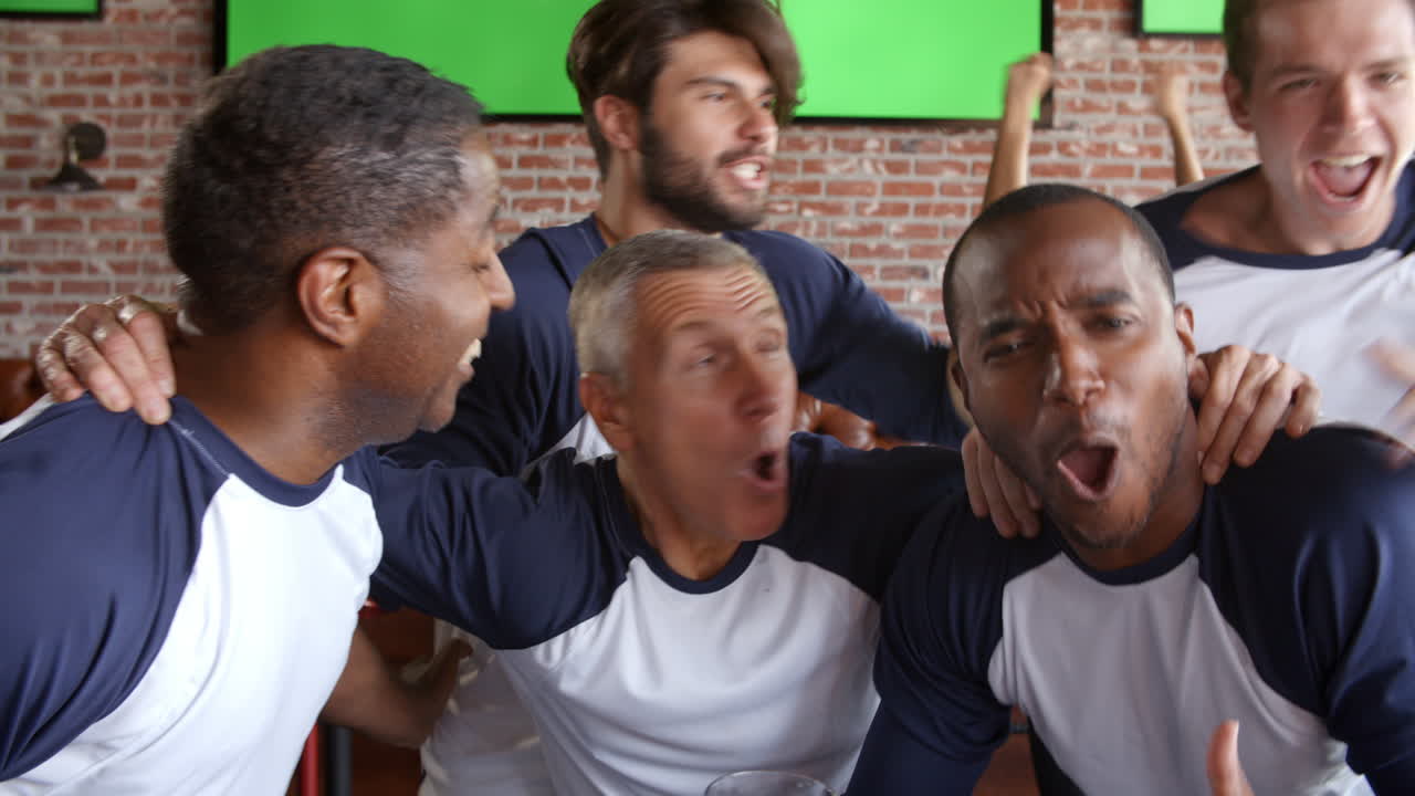 남자 친구 들 은 r3d 로 촬영 된 스크린 에서 스포츠 바 에서 경기를 시청 한다