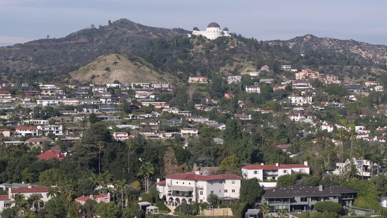 tomada de avión no tripulado del edificio del observatorio griffith y el barrio residencial de los ángeles