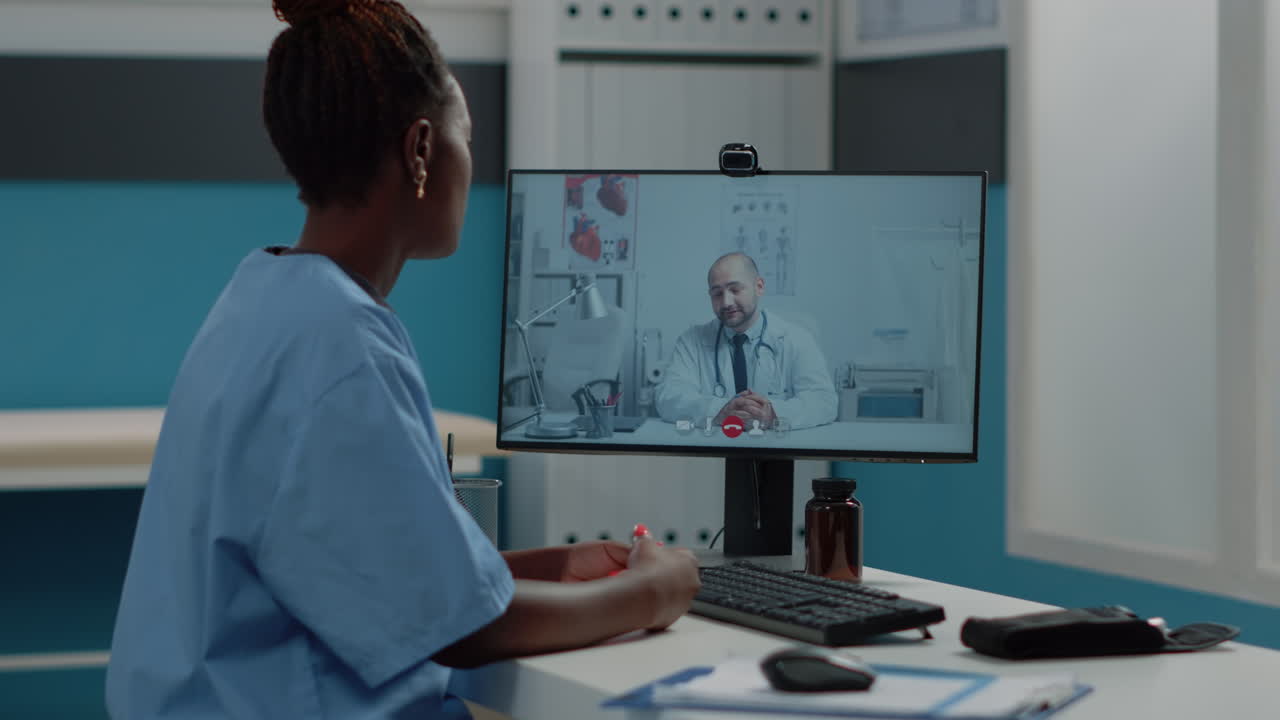 Consulta de telemedicina entre médico y enfermero