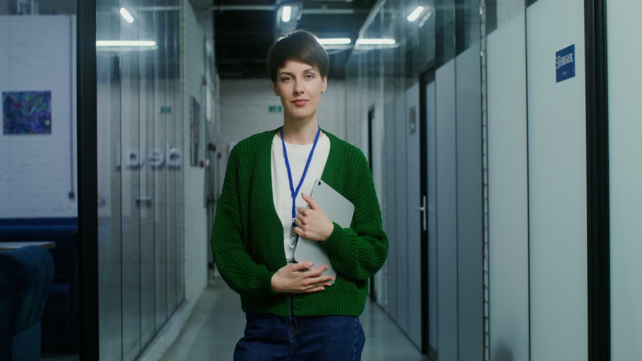 사무실 복도에서 태블릿을 가진 여자