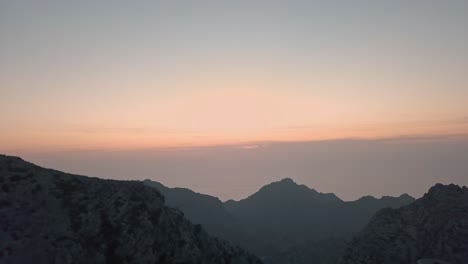 Espectacular-Vuelo-Aéreo-Sobre-Colinas-Y-Montañas-En-Nus-De-Sa-Corbata-En-La-Isla-De-Mallorca