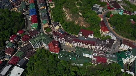 vista aérea de una ciudad en la ladera de una colina con edificios coloridos
