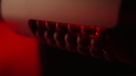 primer plano de un dispositivo de terapia con luz roja