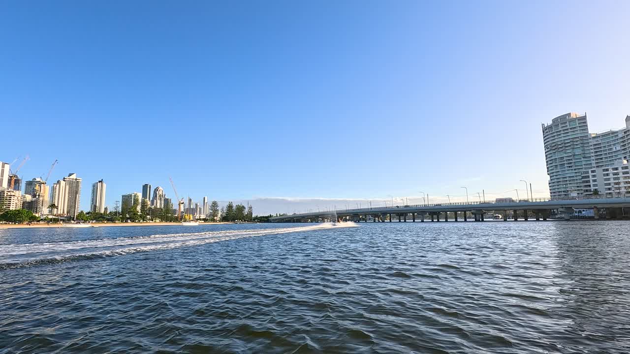 골드 코스트 수로를 가로질러 경치 좋은 보트 타기