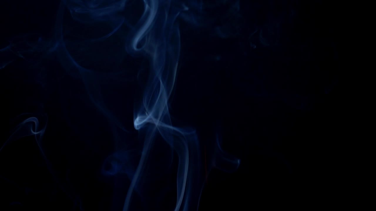 Fumo su sfondo nero. Slow motion.