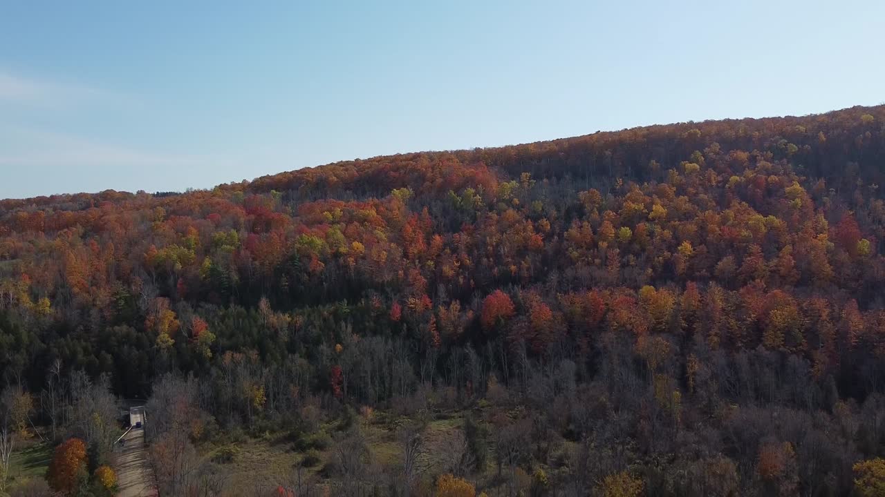 가을 에 크레 ⁇  강 을 가로질러 가는 사이드 로드, 칼레돈