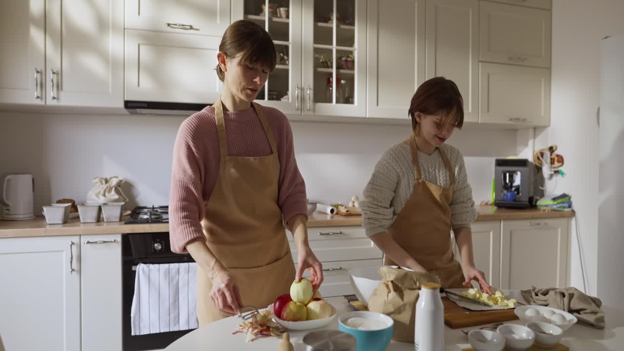madre e hija horneando en la cocina