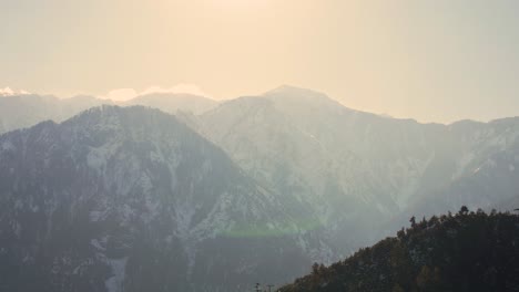 Hermosa-Vista-Aérea-De-La-Luz-Del-Sol-Filtrándose-A-Través-De-Cadenas-Montañosas-Brumosas-En-El-Valle-De-Neelum-En-Cachemira