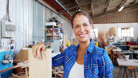 Retrato-De-Un-Carpintero-Atractivo-Trabajando-Y-Sonriendo-Para-La-Cámara