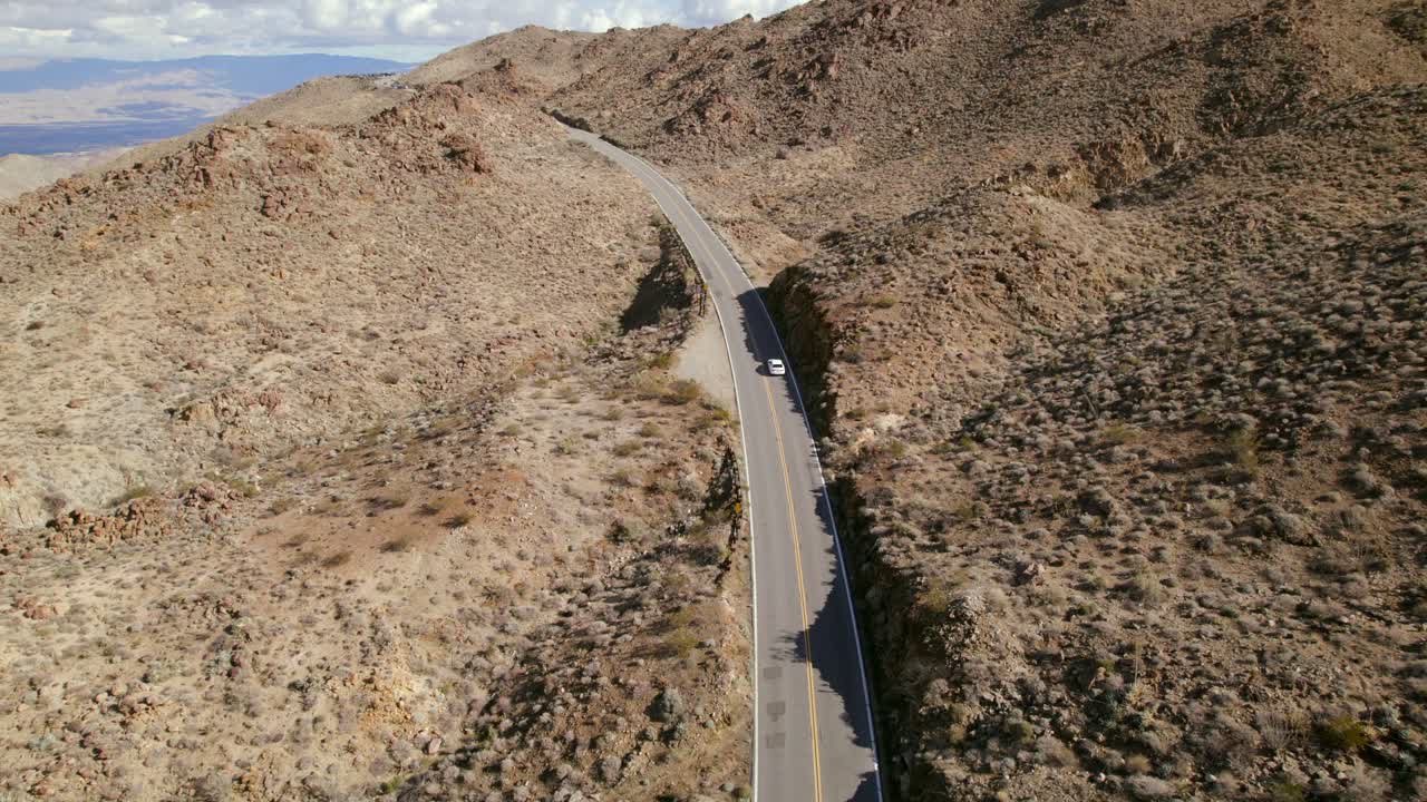 vista aérea de la autopista 74 cerca de palm desert, california, con autos que pasan por debajo al mediodía