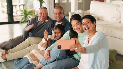 familia, soplando besos y selfie divertido en casa