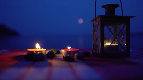 velas en la mesa en la noche con la luna