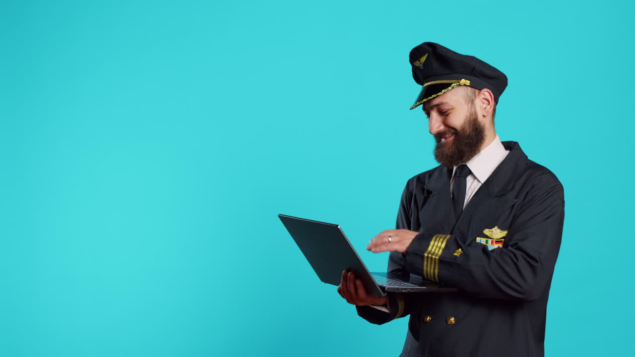 Moderno comandante di bordo che utilizza un portatile davanti alla telecamera