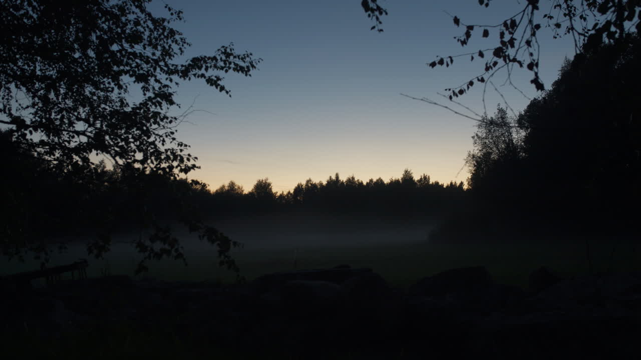 유럽 초원 위로 이동하는 안개의 시간 경과