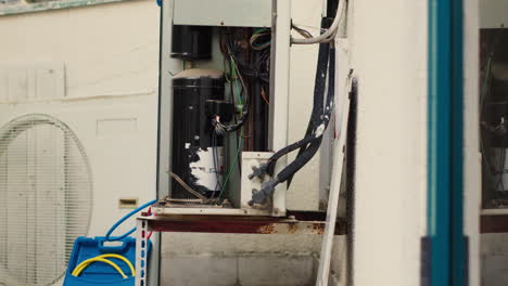 panel lateral del acondicionador de aire abierto