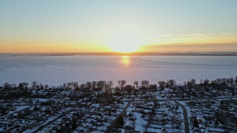 Hora-Dorada-Junto-A-Los-Grandes-Lagos-Durante-El-Invierno-Y-La-Puesta-De-Sol