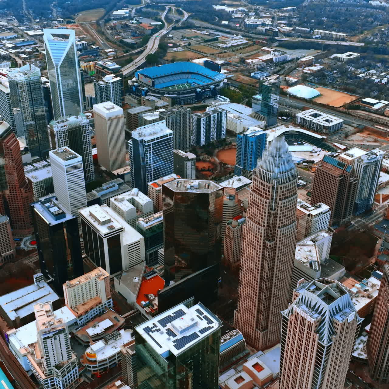 Molti grattacieli nel centro di una città moderna. Veduta aerea del centro di Charlotte, NC, USA.