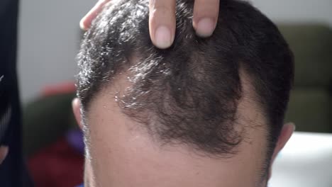 primer plano de peluquero de moda corta el pelo del hombre en la barbería
