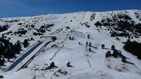 Luftaufnahmen-Einer-Leeren-Skistation-In-Katalonien-In-Covid-Zeiten