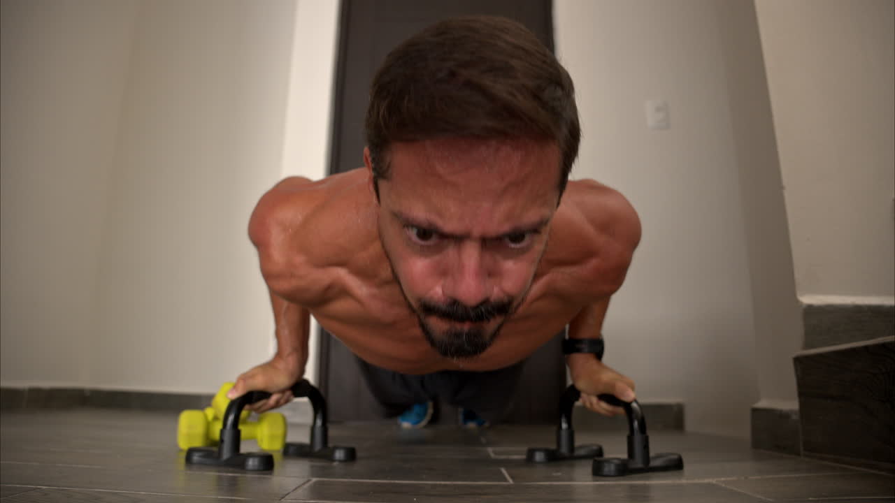 라틴계 히스패닉 피트 남자의 느린 움직임 클로즈업 집에서 훈련 지원 바를 사용하여 푸시 업