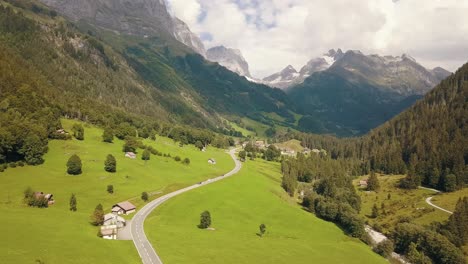 Disparo-De-Drones-Volando-Sobre-Una-Carretera-En-Un-Hermoso-Valle-Montañoso-En-Suiza-En-4k