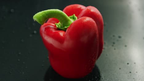 pimiento rojo con gotas en la superficie