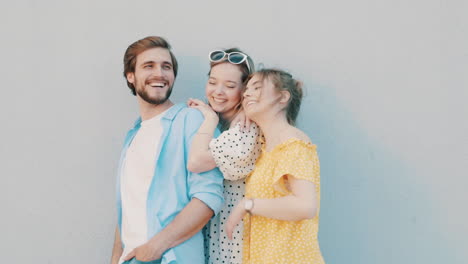 tres amigos riendo juntos