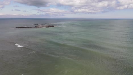 Toma-De-Drone-De-Una-Casa-En-Una-Isla-Frente-A-Black-Rock-Beach-En-Cohasset,-Ma