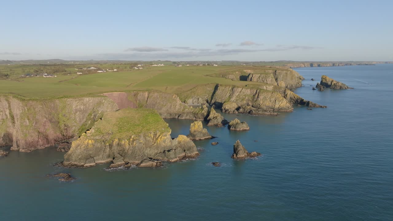 drones paisaje marítimo pilas de mar escondidas calas y acantilados costa del cobre waterford irlanda