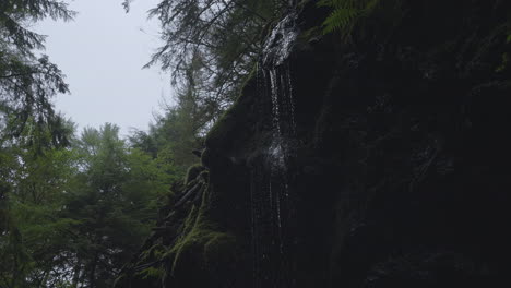 Wasser-Fließt-Aus-Der-Schlucht-In-Pucks-Glen,-Schottland-4k