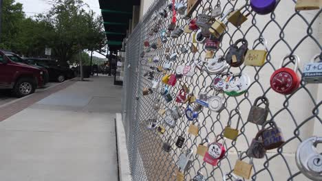 Stoßen-Sie-In-Den-Love-Lock-Zaun-In-Prescott,-Arizona