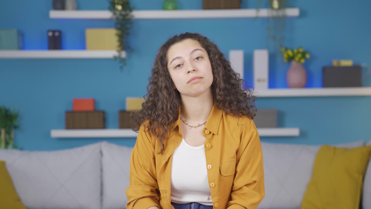 una joven de aspecto cansado.