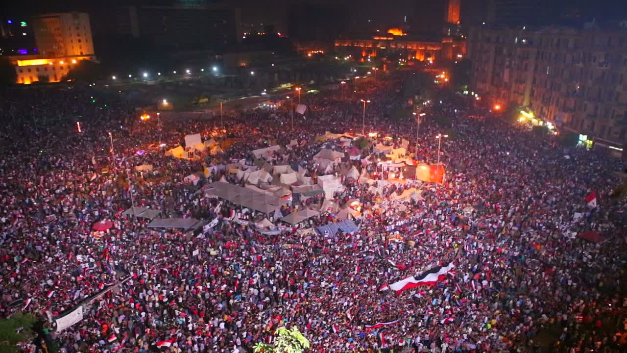 이집트 카이로 타흐리르 광장에 모인 대규모 야간 집회에서 시위대 위로 불꽃이 터졌다3