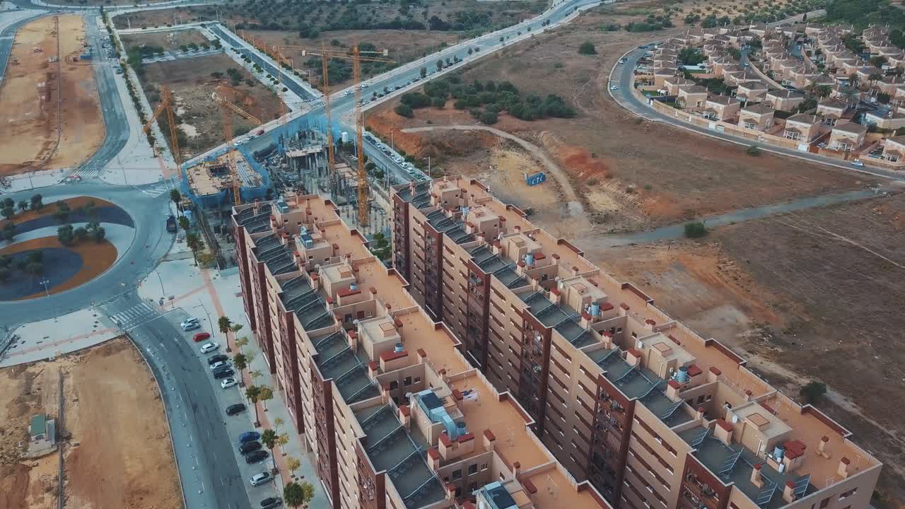 vista aérea de un área de construcción con nuevos edificios