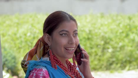 Clip-Cinematográfico-De-Una-Joven-Latina-Morena-Vestida-Con-El-Traje-Tradicional-Llamado-Cayambeñas-Usando-Su-Teléfono-Y-Sonriendo