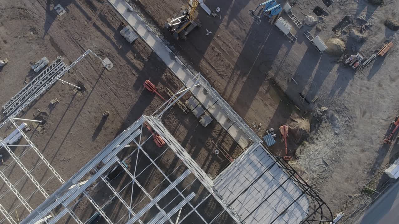 drone disparó desde arriba de un sitio de construcción con marco de metal