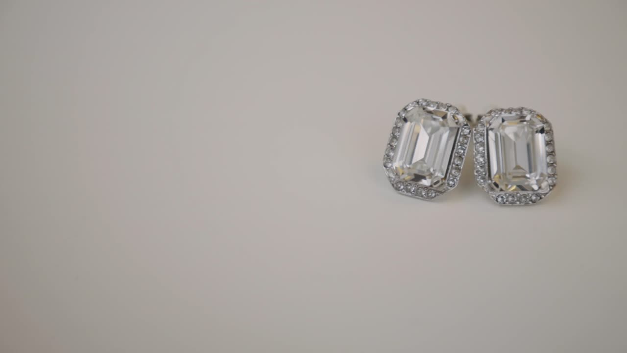 다이아몬드가 세팅된 에메랄드 컷 모이사나이트 헤일로 스터드 실버 귀걸이 한 쌍