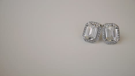 Un-Par-De-Aretes-De-Plata-Con-Halo-De-Moissanite-De-Talla-Esmeralda-Con-Diamante